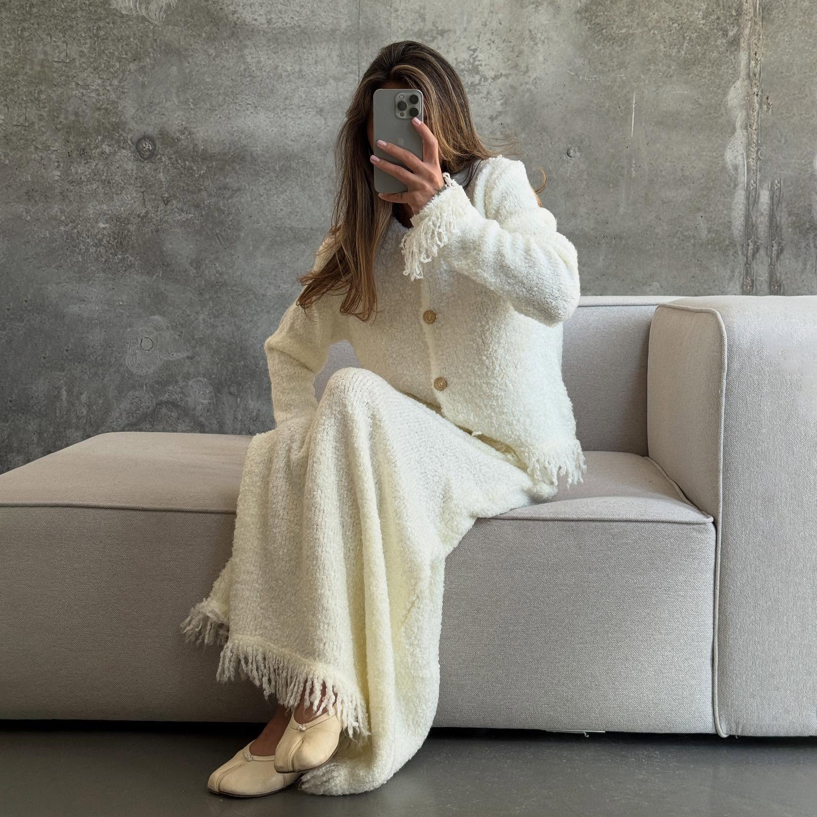 Completo cardigan in maglia a vita alta con frange e minigonna: morbida eleganza con un tocco parigino_voghion.com