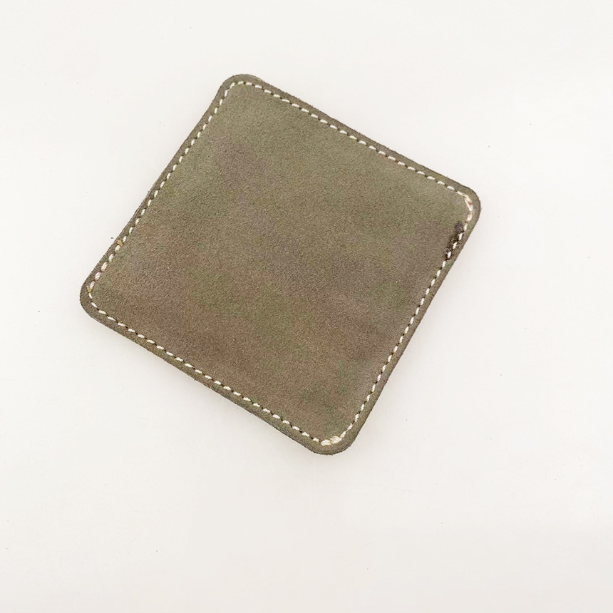 Limpie el cuero suave del club y use el cuero áspero para limpiar el club.