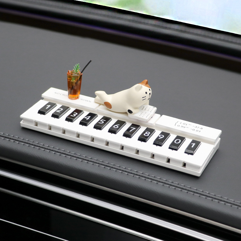 [Pianista perezoso] Número de estacionamiento temporal del automóvil, placa de teléfono móvil del gato, placa de matrícula oculta, mujer
