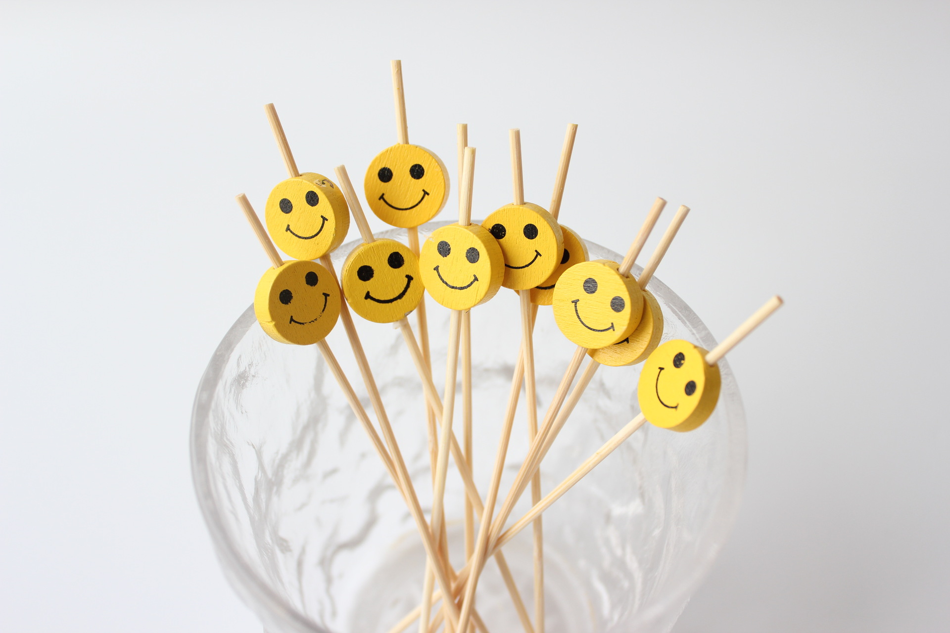 Fabricante multi-color lindo amarillo sonriente de dibujos animados fruta palo de comida palo de bambú desechable prueba palo fijo hamburguesa