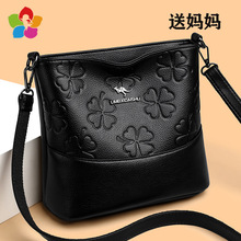 袋鼠水桶包包女2025新款时尚中年妈妈包软皮压花大容量单肩斜挎包