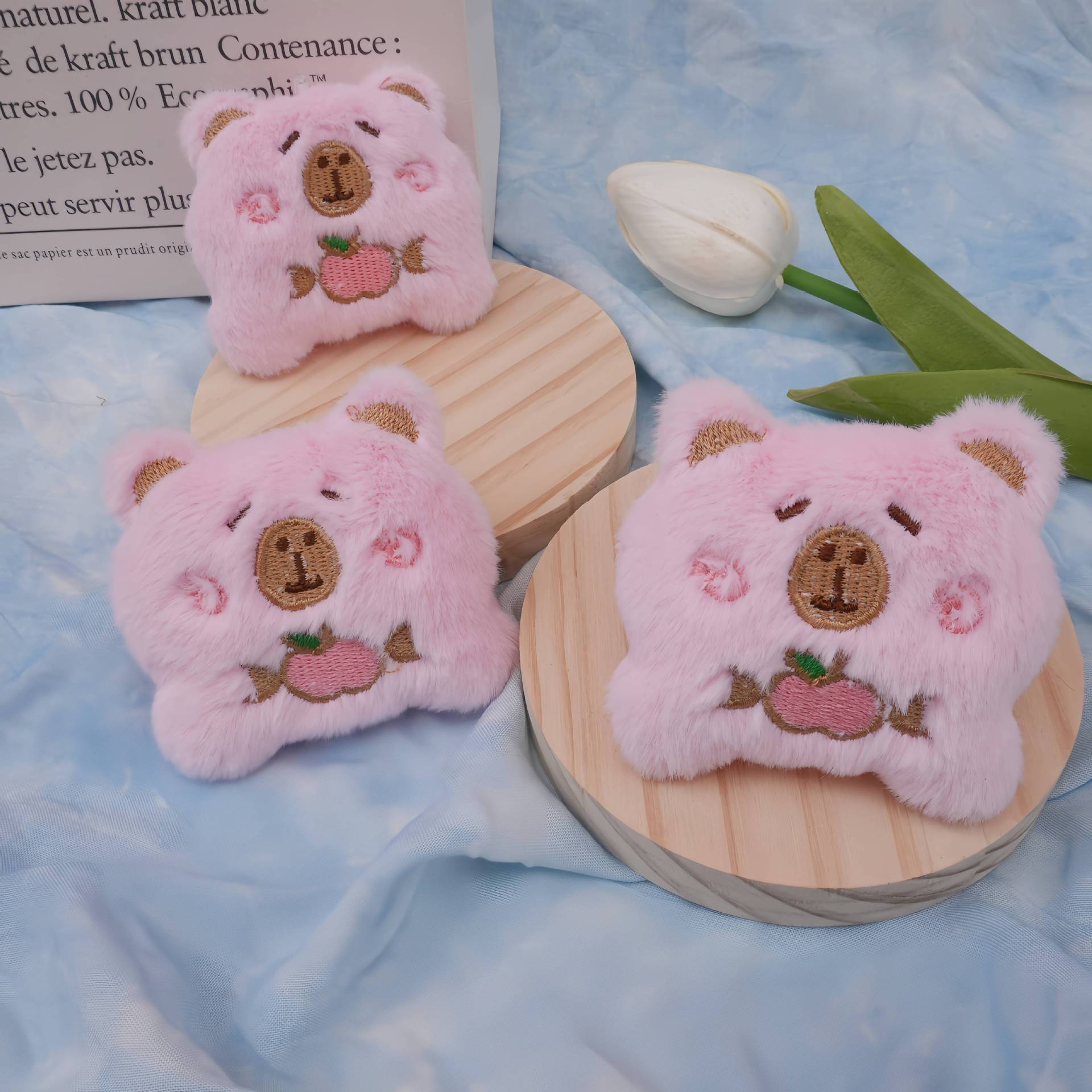 新款卡皮巴拉毛絨玩偶掛件可愛吱吱叫水豚胸針包包掛飾豚鼠掛件