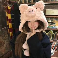 毛むくじゃらのアニメかわいい子豚の帽子秋の冬は保温して防寒します。