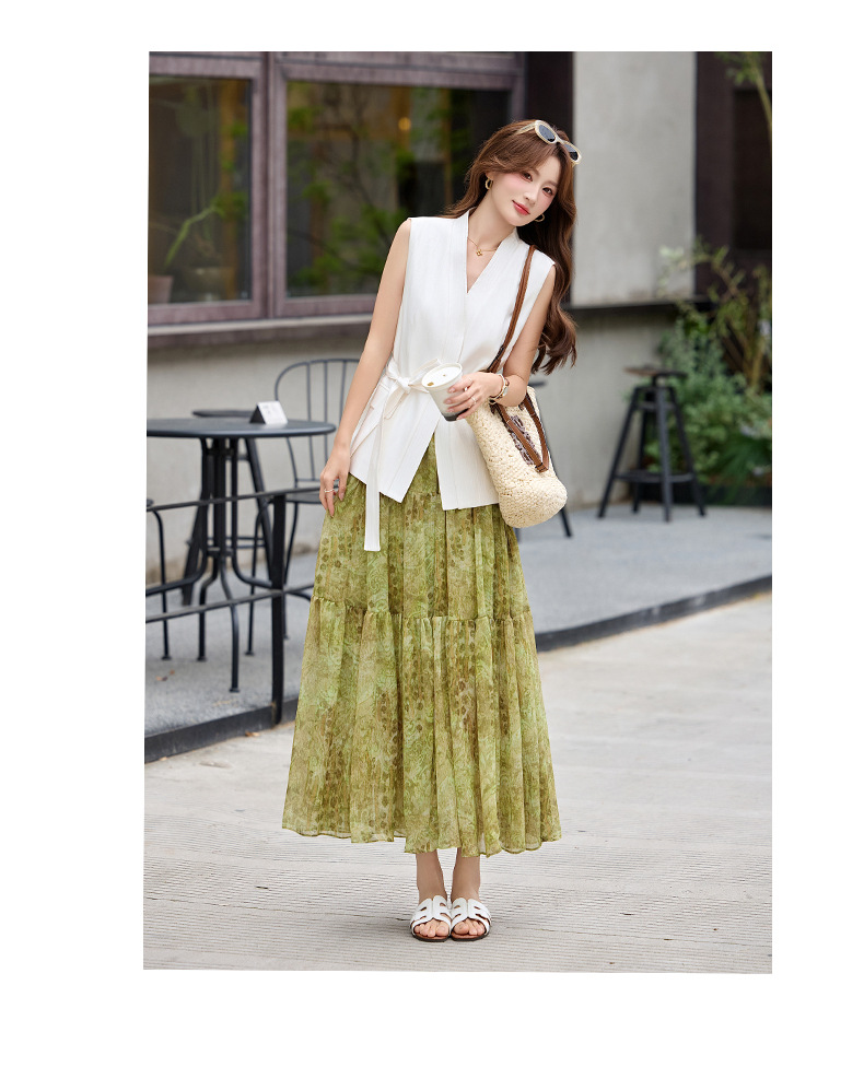 Bộ váy hai mảnh gồm áo vest không tay cổ V và chân váy midi họa tiết hoa, phong cách kỳ nghỉ — màu trắng, màu kaki, màu cà phê chi tiết 12