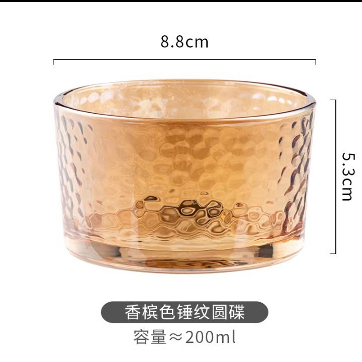 망치는 호박색 둥근 그릇