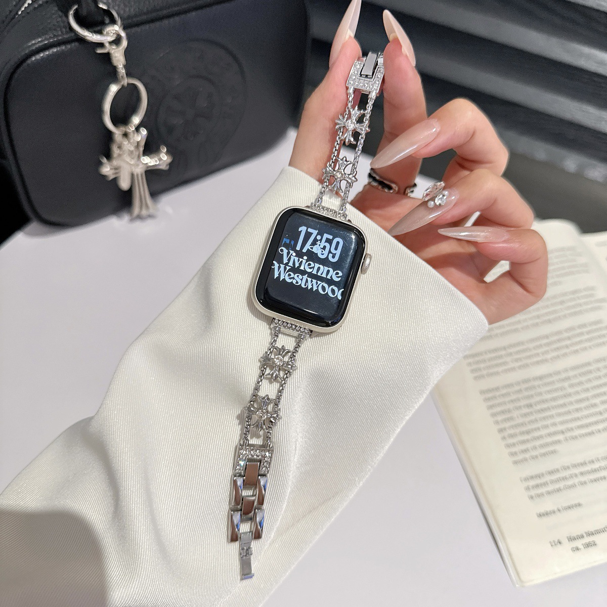 Suitable for Applewatch 10Th Generation Apple Watch iWatch 9 Crow Heart Flash Diamond Classy Luxury Women's Watch Strap Ins