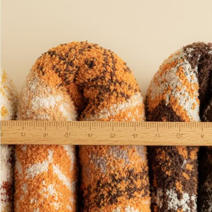 Calcetines de piso de cachemira de mujer calcetines de sueño de viento nacional otoño y invierno calcetines de caucho gruesos calientes antideslizantes de silicona calcetines caseros