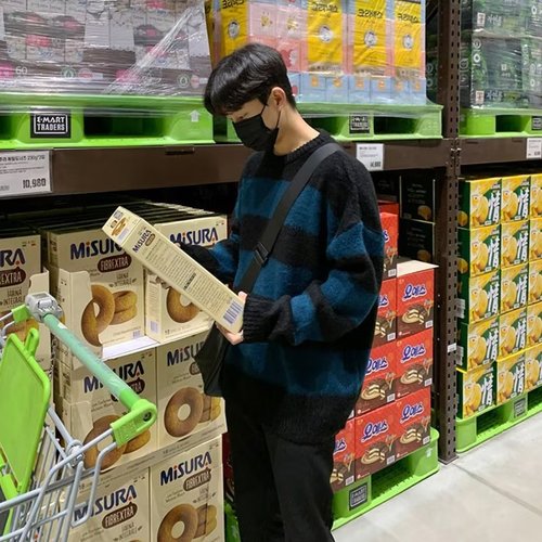 Crew neck color-blocked design soft and fluffy men's autumn/winter lightweight mature style knitted sweater loose American retro Korean style coat