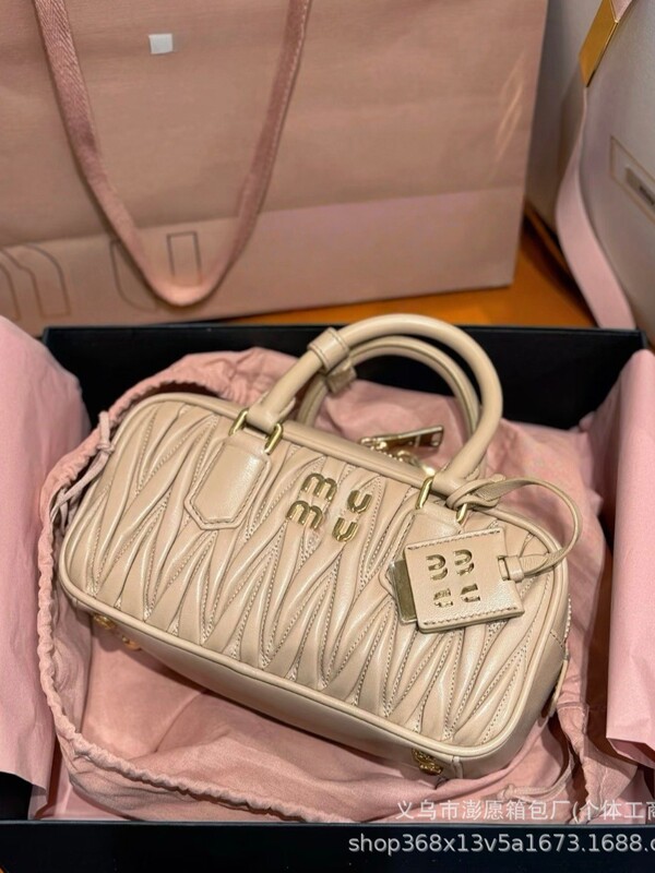 MIU 2025年モデル プリーツ加工羊革ボストンバッグ ボウリングバッグ レトロハンドバッグ ピローバッグ ショルダーバッグ クロスボディバッグ レディース|undefined