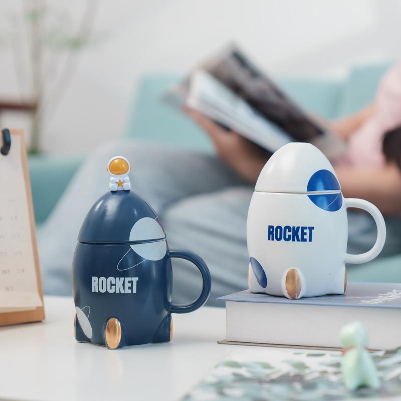 Taza de cerámica de cohete de dibujos animados Taza creativa con cuchara de tapa Taza de café de leche de dibujos animados lindo ins de alto valor