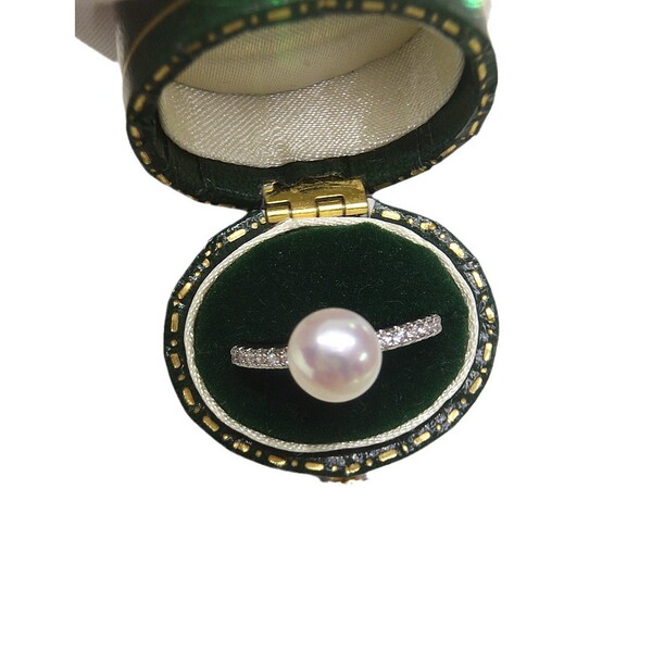organic fashionable ring from pearl with zircon
