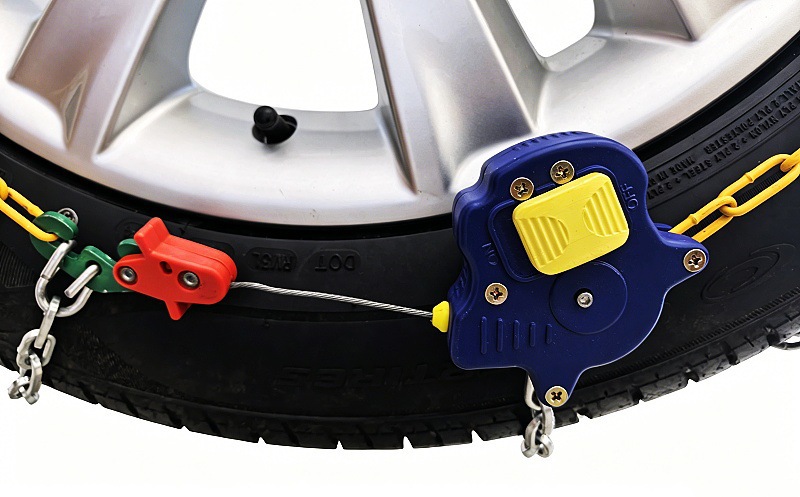 Automatic tightening anti-skid chains for cars, SUVs, sedans, and trucks; thickened iron chains for off-road vehicles in snowy conditions