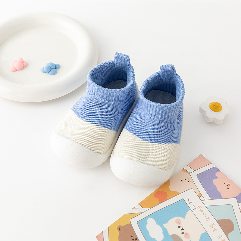 2023 nuevos zapatos infantiles zapatos de color para niños con suela suave exterior zapatos infantiles antideslizantes interiores para bebés
