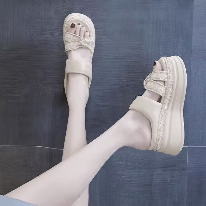 Zapatillas muffin gruesas para mujeres 2026 nuevas zapatillas de verano de moda casual sandallas de playa para aumentar la altura de las mujeres