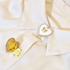 軽い豪華なシャツはファッションのハート型の胸の針を掛けて女性の金のドリルのカフスを掛けます。