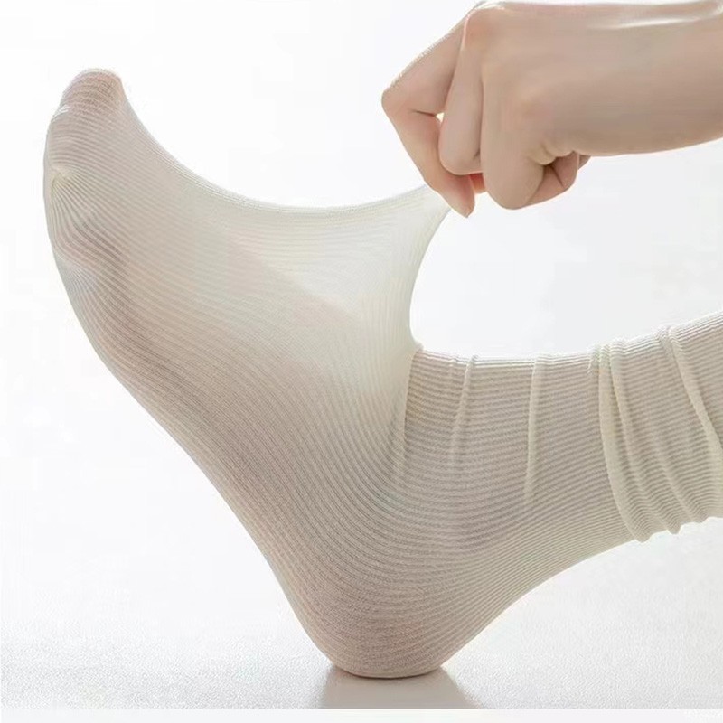 夏の薄いタイプの氷の靴下のキャンディー色のビロードの積み重ねの靴下の日系の中筒の学生の潮流の白黒の長い筒のjkの靴下|undefined
