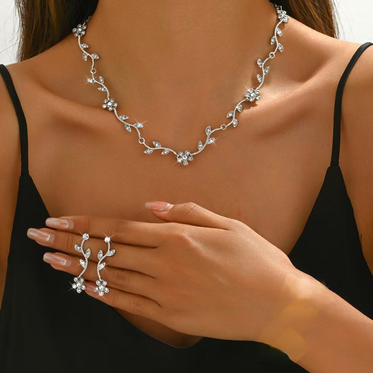 2024 invierno moda coreana moda de lujo ligero con incrustaciones de diamantes hojas en forma de flor collar pendientes pulsera de tres piezas al por mayor