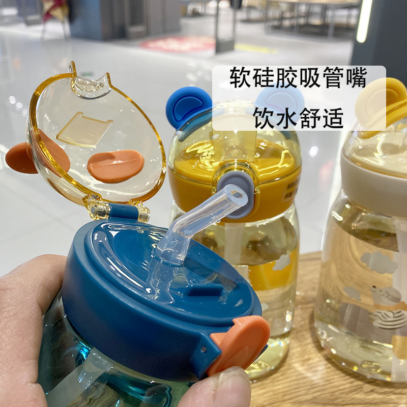新商品のウサギのストローのコップはロープを持っています。男子学生の幼稚園の赤ちゃんは水筒を飲みます。|undefined