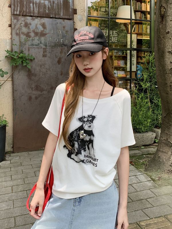 慵懒风小狗印花设计感斜领短袖T恤女夏日ootd绝美休闲露肩小上衣|undefined