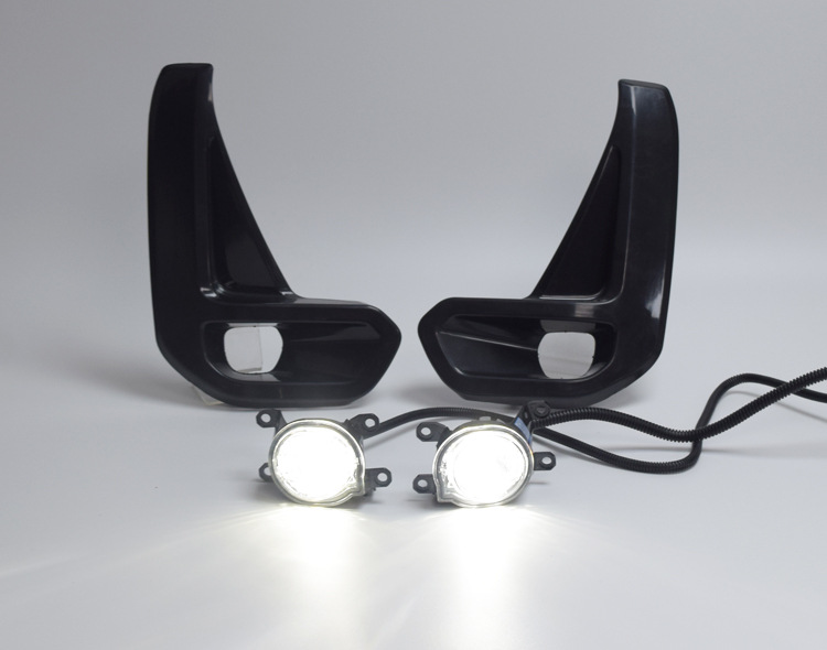 Suitable for 21 Toyota helax RECCO front fog light assembly pickup daytime running light bumper light fog light combination