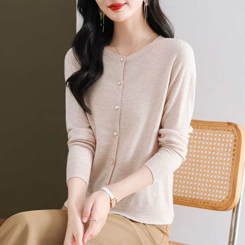 Woolen autumn solid short knitted sweater with a round collar