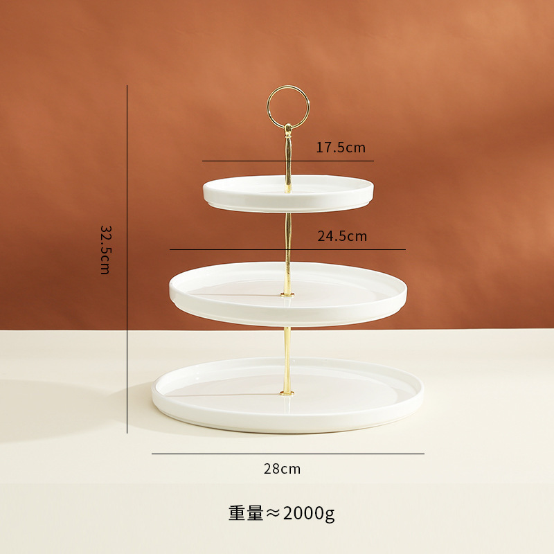 デザート台の展示棚に飾られた結婚式のケーキトレーの下のお茶の多層お菓子皿の冷たい食事の休憩台の誕生日|undefined