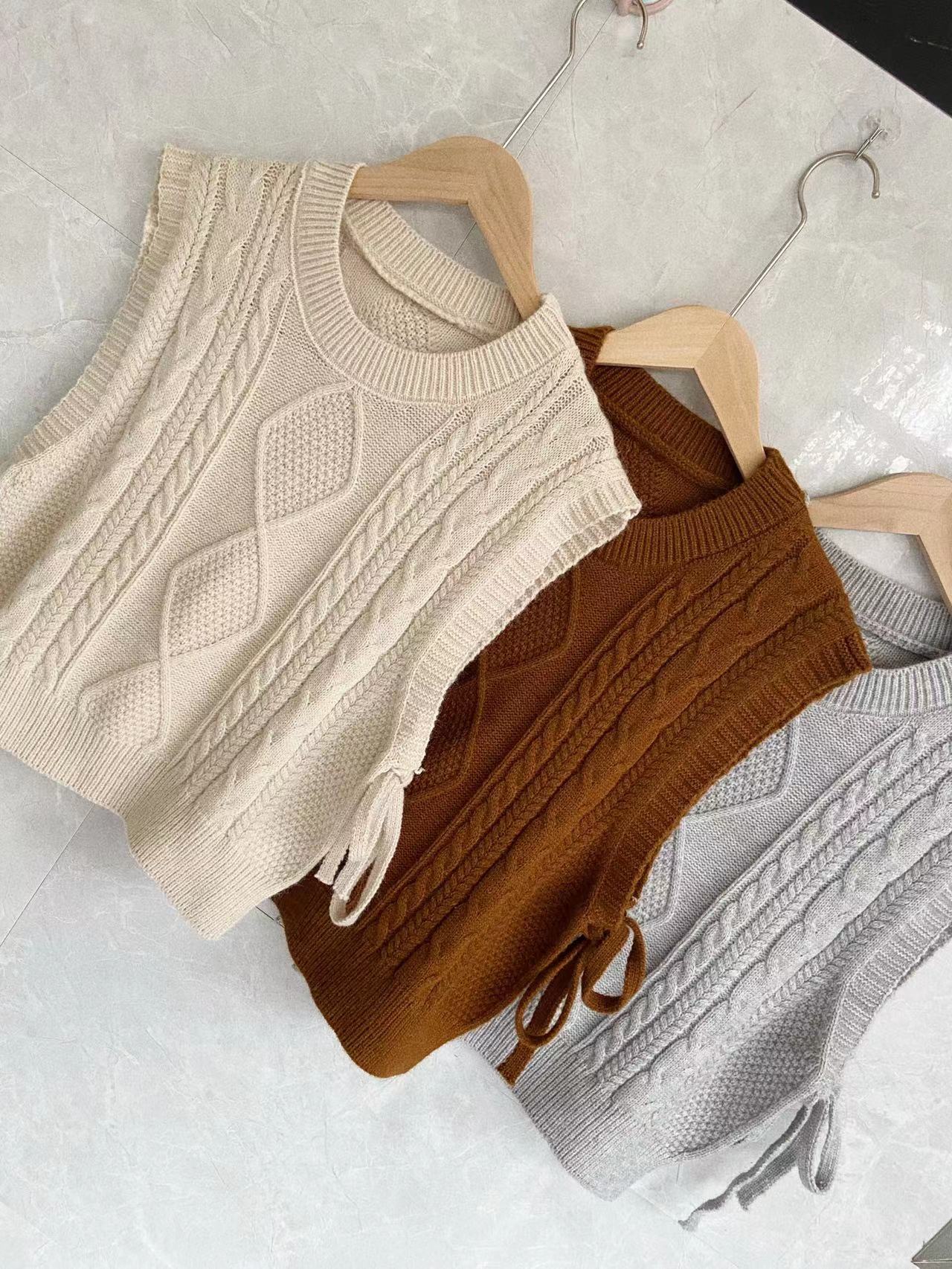 Round Neck Pullover Short Knitted Vest Lifestyle Image