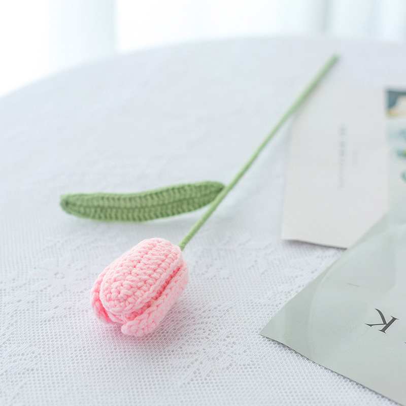 완성 된 가벼운 분말 튤립 단일 민트 녹색 잎