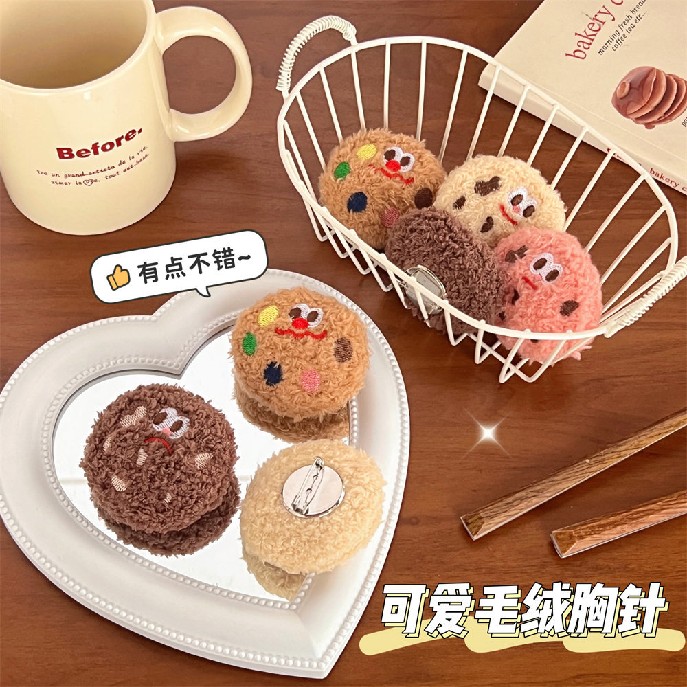 Nueva creativo galleta broche accesorios desgaste Pequeño Libro Rojo chica corazón lindo divertido comida muñeca