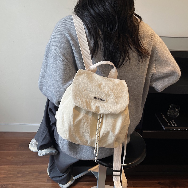 Bolsa de nylon ligera de moda para mujeres 2025 nueva moda versátil estilo coreano para estudiantes universitarios viajes mochila de hombro
