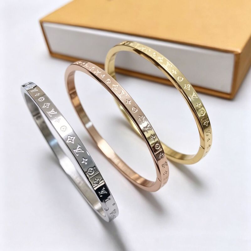 Cross-Border European and American Big-Name Titanium Steel Vintage Pattern Bracelet 4mm Fashionable and Elegant Gold-Colored Steel Letter Clasp Bracelet for Women Cross-Border European and American Big-Name Titanium Steel Vintage Pattern Bracelet 4mm Fashionable and Elegant Gold-Colored Steel Letter Clasp Bracelet for Women