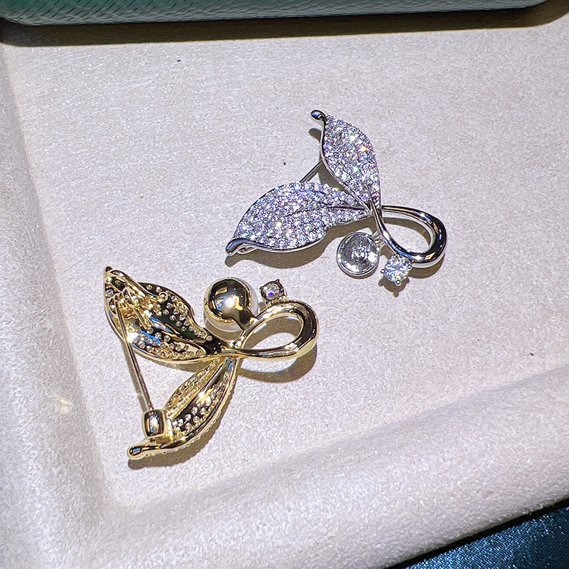 Elegant Women's Leaf Brooch With Micro Pave Zircon And Pearl_voghion.com