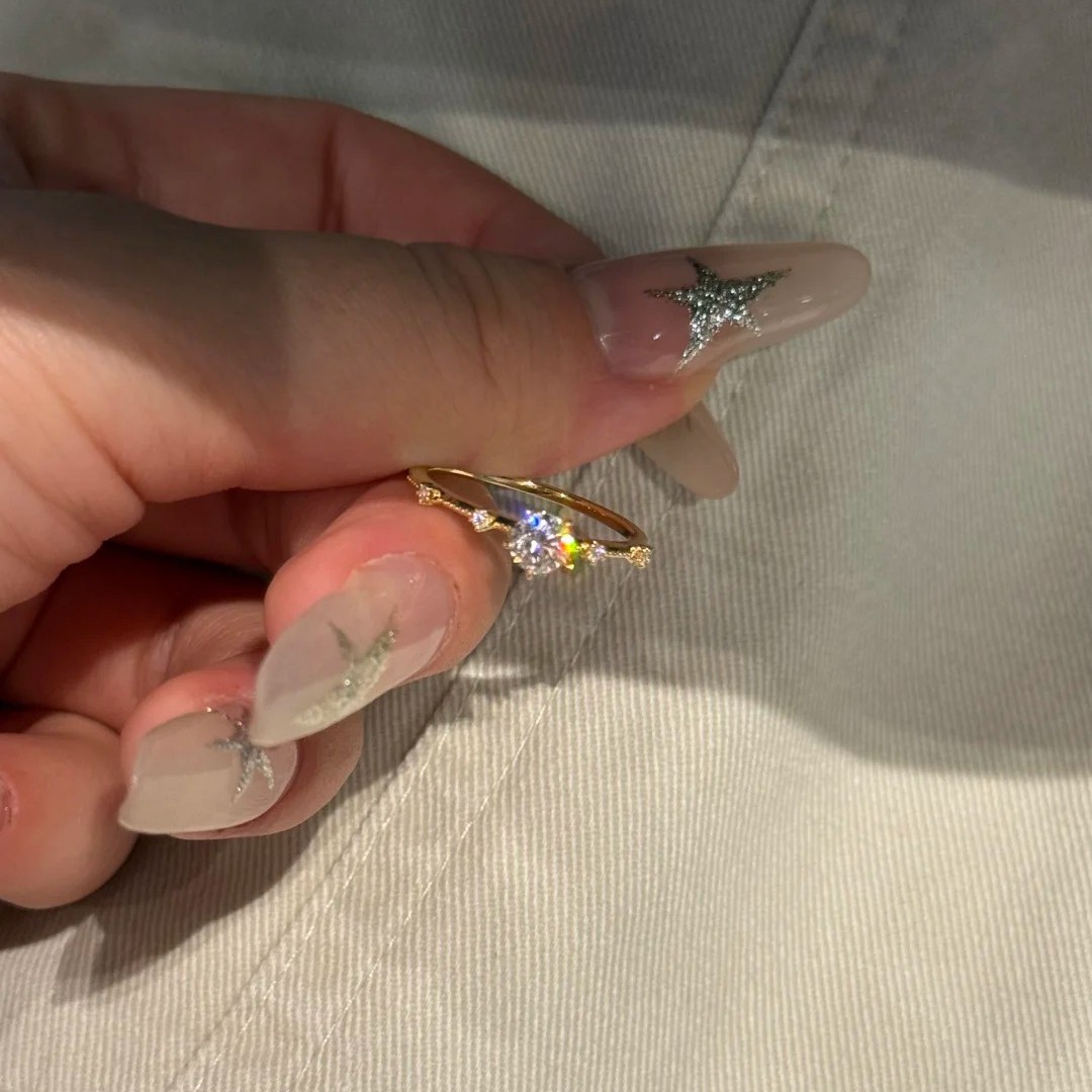 Glittrande designer ring för kvinnor, elegant och bekväm_voghion.com