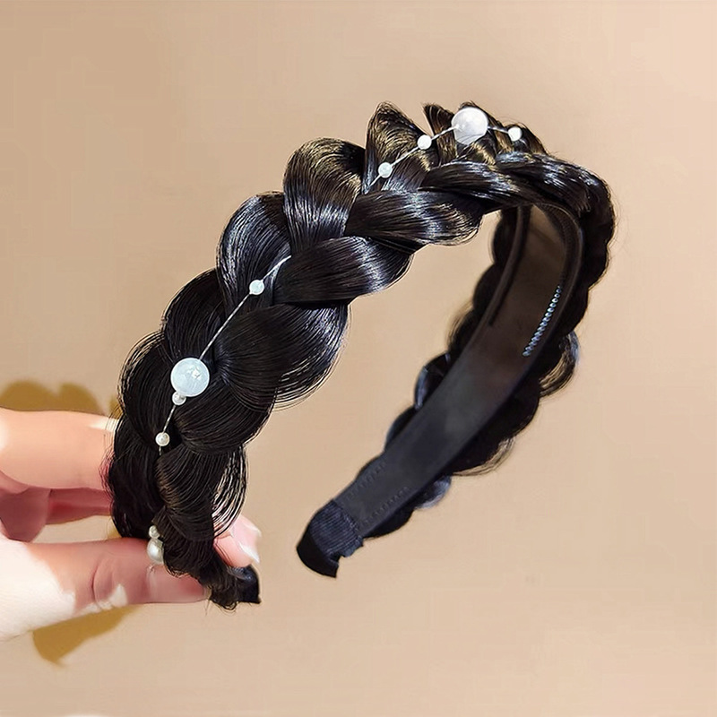 かつらのカチューシャを広げて、六つのつまみを厚くします。|undefined