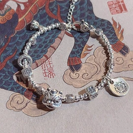 戒指;耳环;耳钉