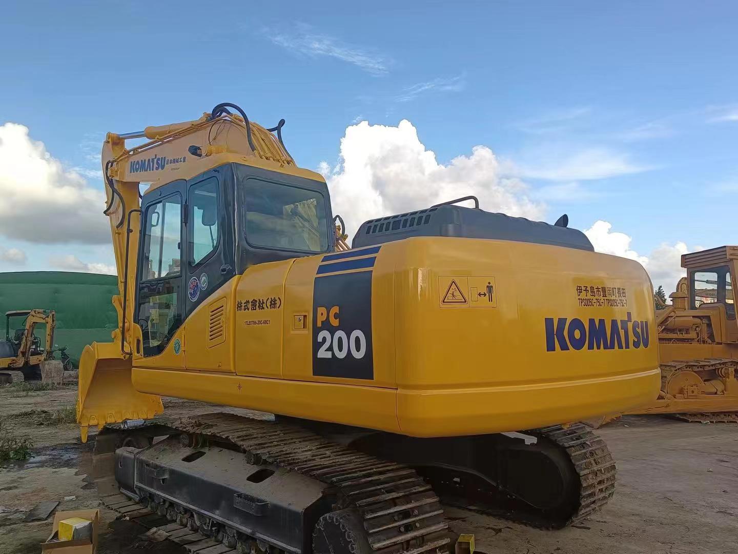 出售二手中小行挖机，komatsPC200-7挖机