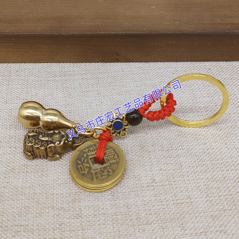 黄銅のお金のピシュピストのキーホルダーは赤い縄の五帝のお金の朱砂のヒョウタンの点の皮の丘のペンダントをつけてお金の皮の休暇をかじります。|undefined