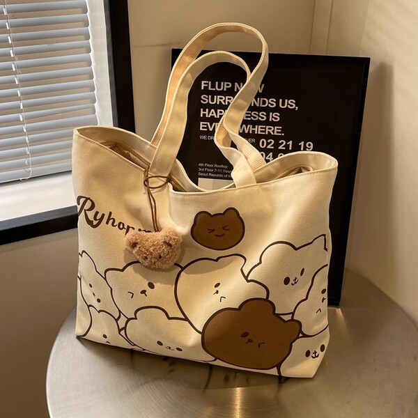 Capacious shopping bag with zipper