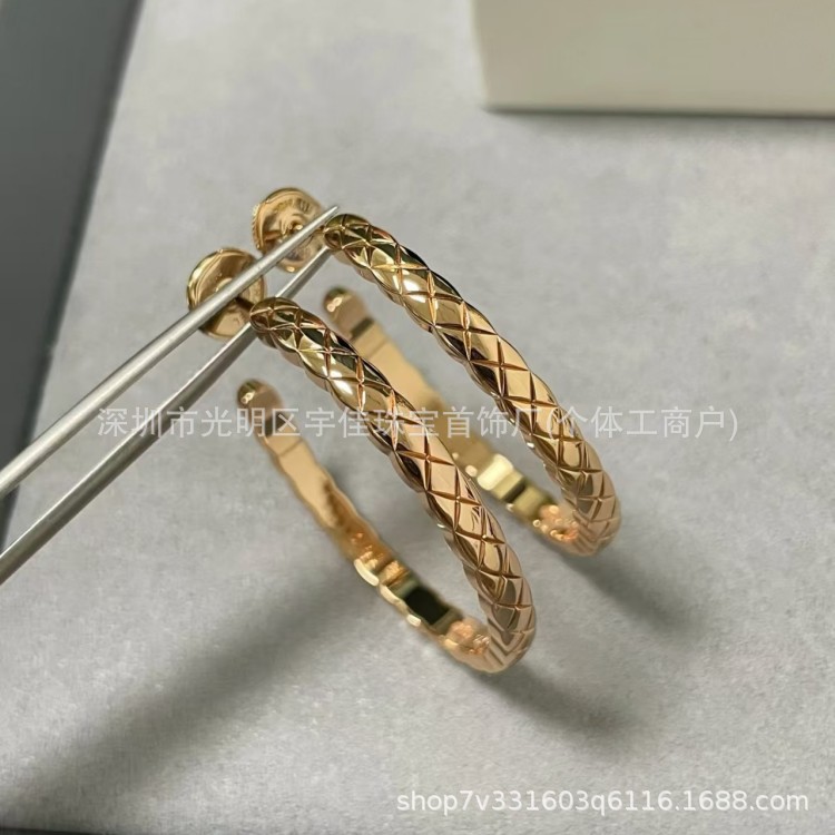 シャネル風菱形イヤリング、925スターリングシルバーに18Kゴールドメッキ、菱形模様のイヤリング、ファッショナブルで高級感のあるイヤリング、メーカー直販。