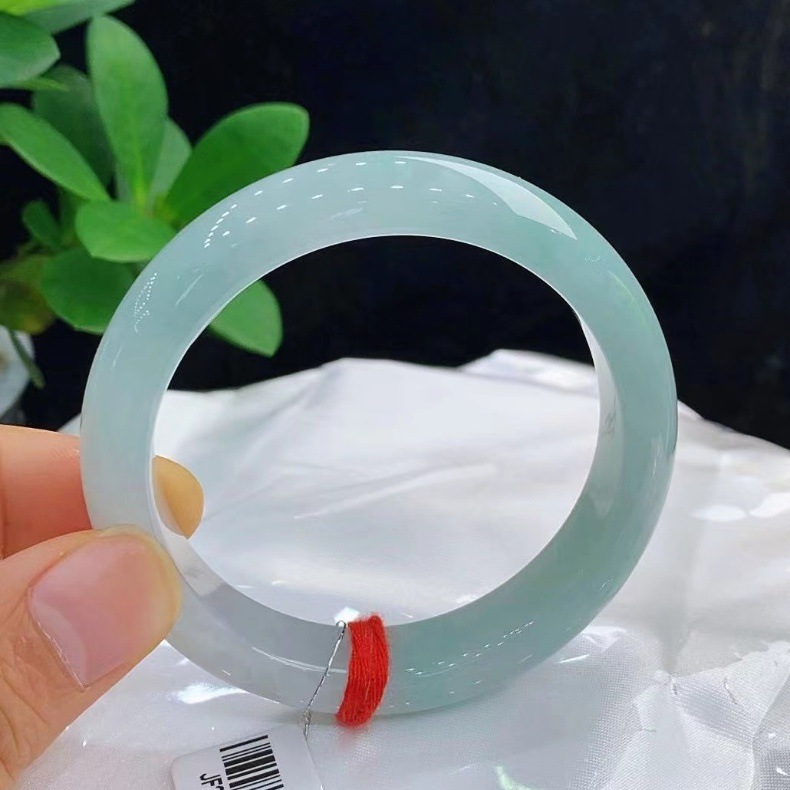 Vòng tay ngọc bích tự nhiên Myanmar băng trong xanh nhạt cao cấp chi tiết 2