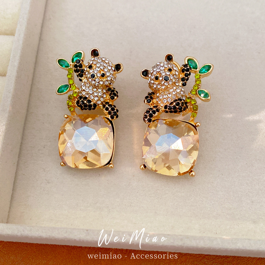 Aguja de plata con diamantes panda cuadrado colgante pernos de orejas de moda exquisita temperamento aretes de nicho de diseño de orejas para mujeres