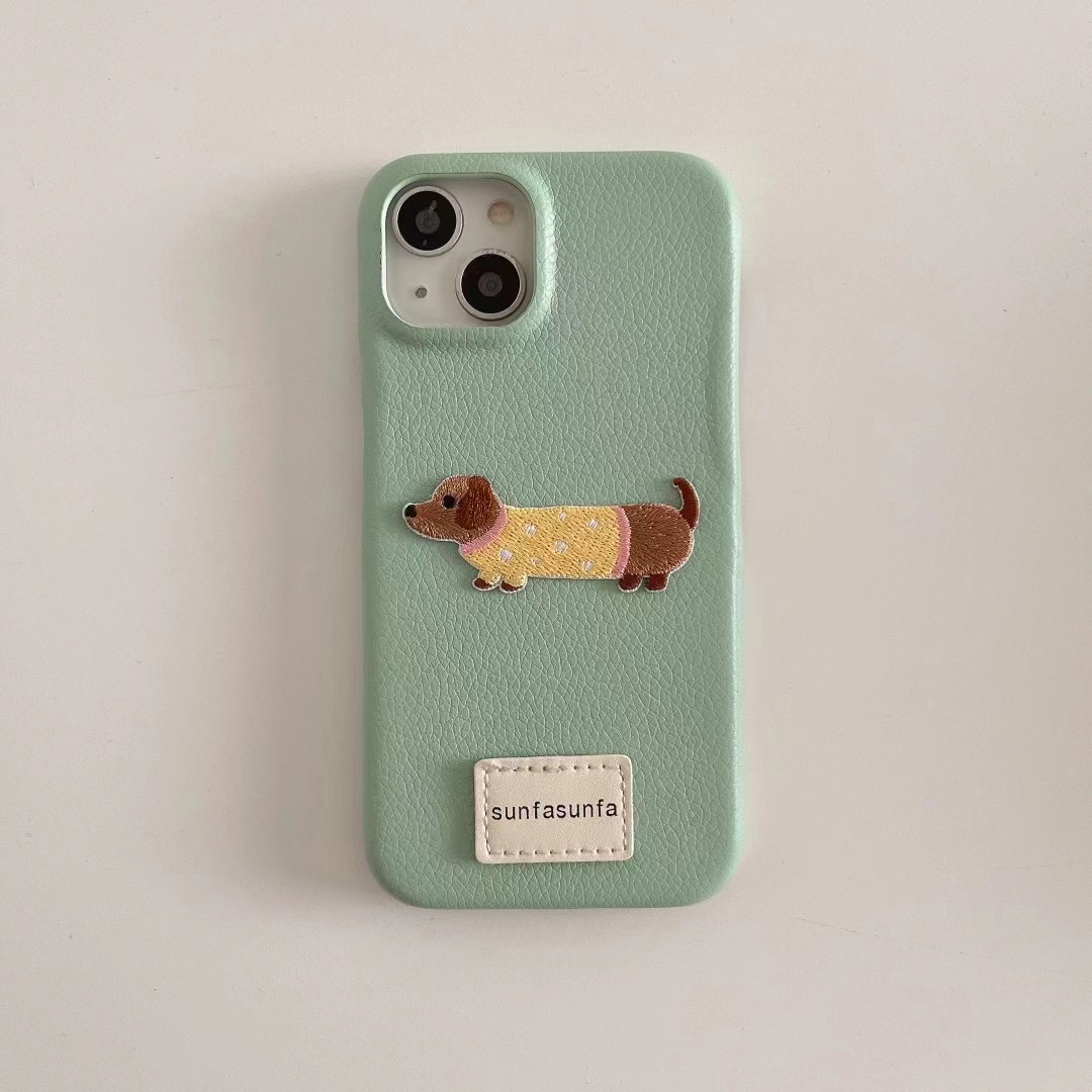 Perro salchicha bordado de cuero verde sf4