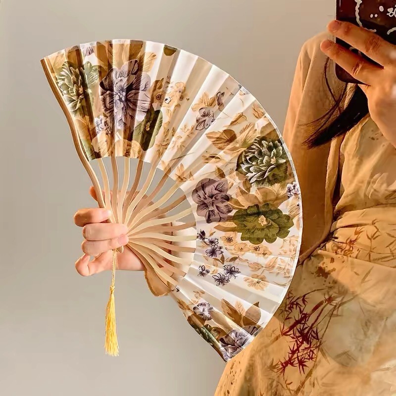 新しい中国式の折り畳み扇子の古風な夏の漢服の女性のチャイナドレスのダンスの扇子は携帯して写真を撮ります。|undefined