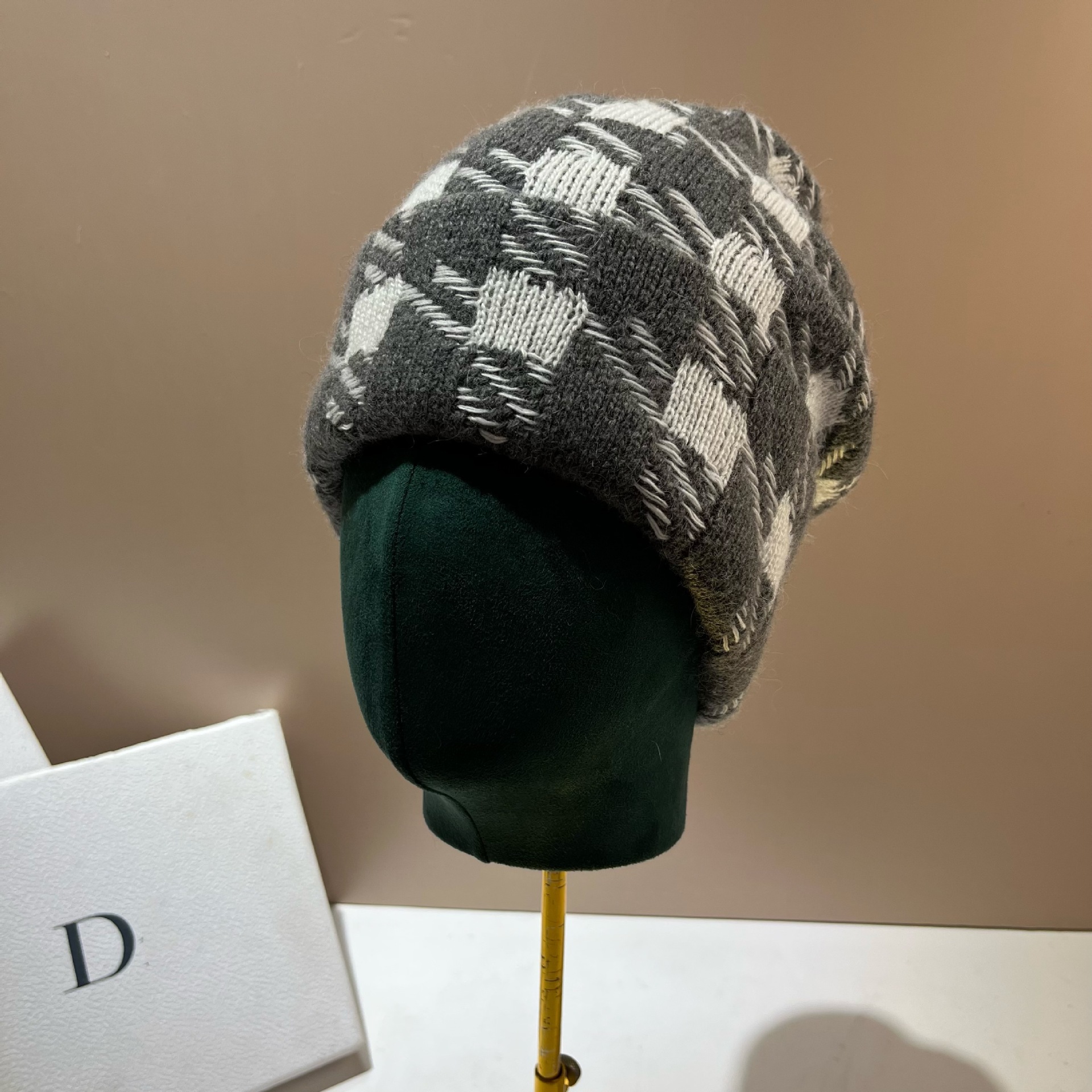 Mujeres Elegante Estilo Preppy Dulce Tartán Sin Alero Gorro De Lana display picture 2