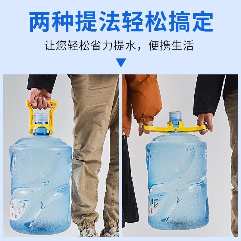 バケツに水を入れて水を汲む家庭用の水を汲んでガスボンベを運びます。|undefined