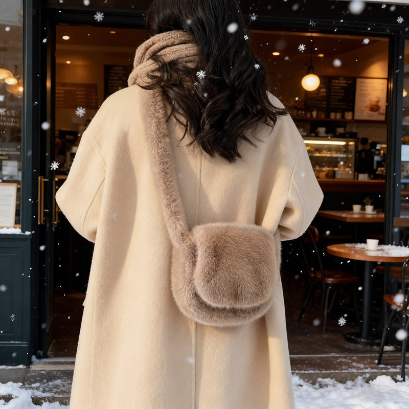 Bolso de lana de lana de mujer 2025 nuevo estilo popular otoño invierno nicho exquisito bolsa de silla para salir bolso de hombro de mujer