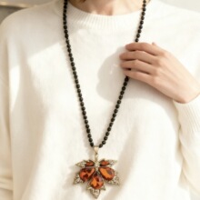 设计感新款枫叶项链女高档时尚简约气质毛衣链百搭精美衣服吊坠