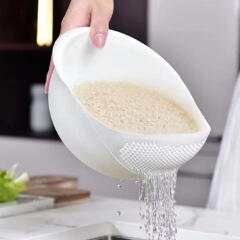 家庭用の小さい穴を洗って米をふるいにかけます。