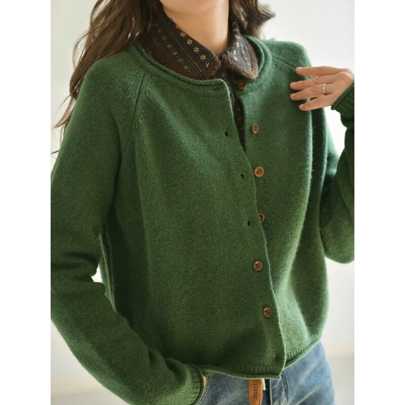 Retro, relaxed-style green cardigan with a round neckline, long sleeves, solid color, and a slimming effect; a versatile, casual top in plus sizes