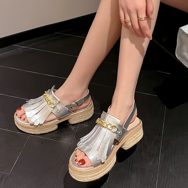 Sandal nữ đế thấp mũi hở quai tua rua đế cói phối dây xích kim loại — màu trắng, bạc
